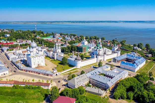 Vue aérienne de drone de Rostov Kremlin avec le lac Nero à Rostov la Grande ville en été, Russie. Anneau d'or de la Russie.