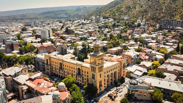 Vue aérienne de drone de Tbilissi Géorgie Ancien immeuble résidentiel autour d'elle beaucoup de verdure