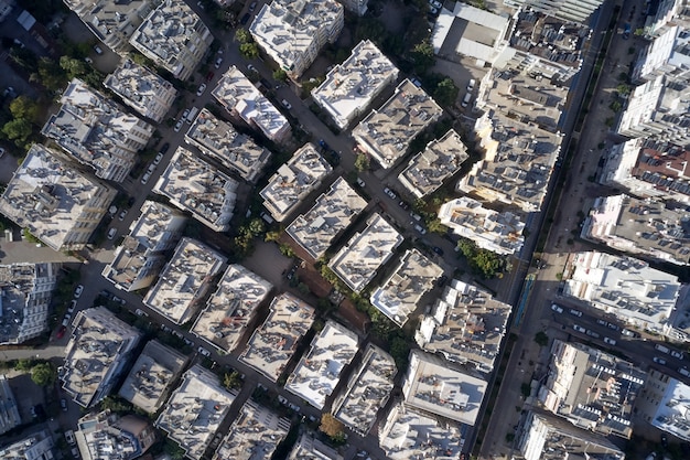 Vue aérienne de drone sur les toits et la rue.