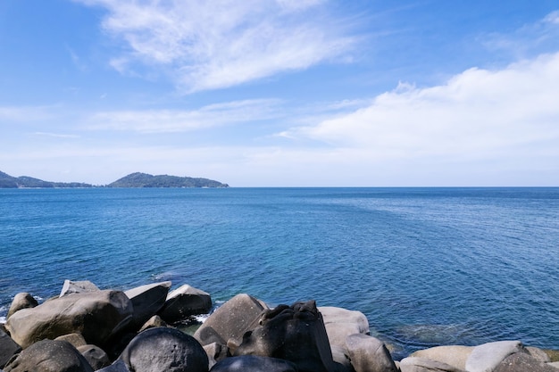 Vue aérienne drone tourné bord de mer île de phuket Belle île en thaïlande