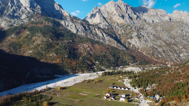Vue aérienne drone tourné paysage de valbona en albanie