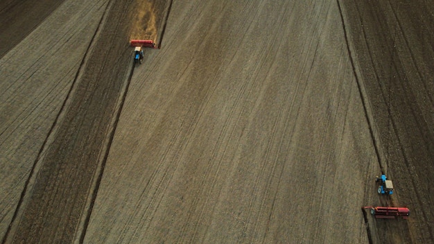 Photo vue aérienne avec un drone d'un tracteur labourant la terre à la campagne
