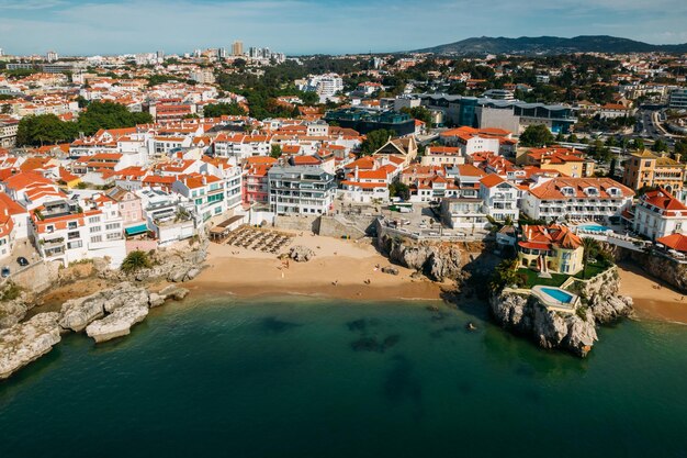 Photo vue aérienne de drones de baigneurs non identifiés sur la plage de praia da rainha à cascais au portugal