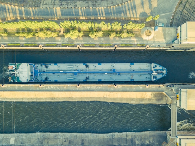 vue aérienne du bateau de chaland sur la rivière dans le quai de la passerelle.