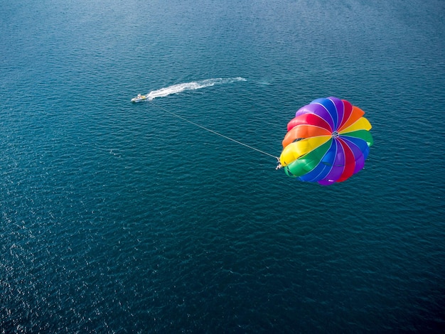 Vue aérienne du bateau et du parachute dans la station balnéaire