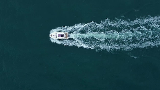 Vue aérienne du bateau à moteur de vitesse sur la mer bleue ouverte