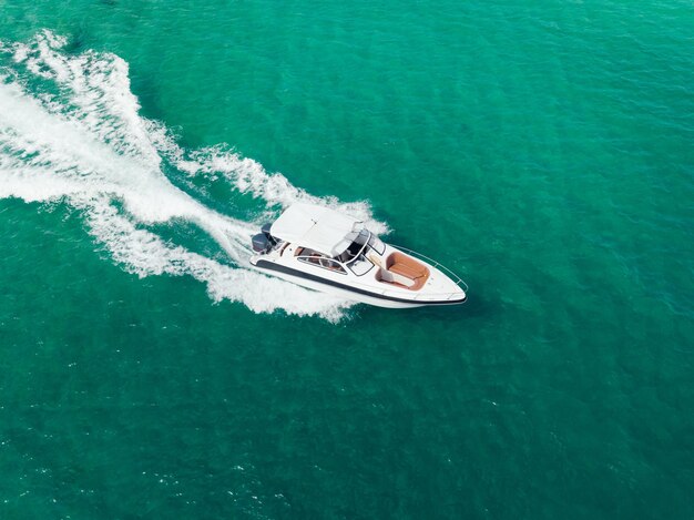 Vue aérienne du bateau Speed à grande vitesse dans la mer aquatique Vue par drone