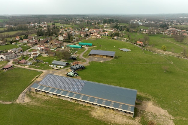 Vue aérienne du bâtiment agricole avec des panneaux solaires photovoltaïques montés sur le toit pour produire de l'électricité écologique propre Production de concept d'énergie renouvelable