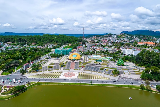 Vue aérienne du bâtiment de tournesol à la place Lam Vien avec place, supermarché, parc ci-dessous.