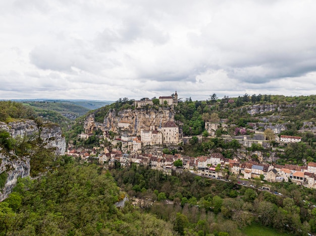 Vue aérienne du beau village de Rocamadour dans le département du Lot sud-ouest de la France Son sanctuaire de la Bienheureuse Vierge Marie attire depuis des siècles les pèlerins