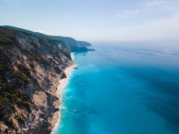 Vue aérienne du bord de mer de l'île de Leucade Grèce