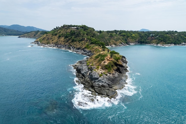 Vue aérienne du bord de mer de phuket Vague se brisant sur les rochers au cap de Laem promthep belle mer à Phuket en ThaïlandeLe point de vue de Phuket est une destination touristique célèbre en Thaïlande