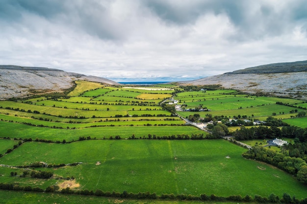 Vue aérienne du Burren en Irlande