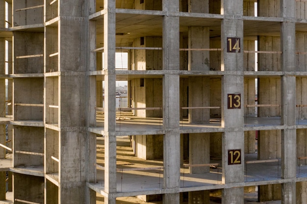 Vue aérienne du cadre en béton de l'immeuble en construction dans une ville