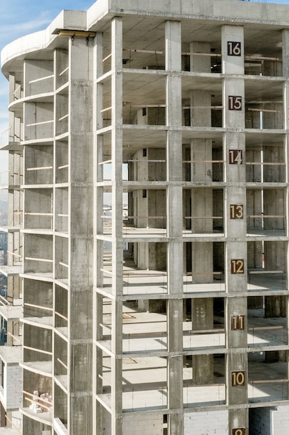 Vue aérienne du cadre en béton de l'immeuble en construction dans une ville