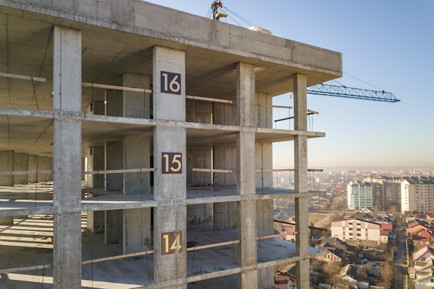 Vue aérienne du cadre en béton de l'immeuble de grande hauteur en construction dans une ville.