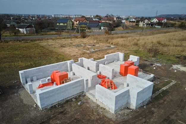 Vue aérienne du cadre inachevé de la fondation d'une maison privée en construction