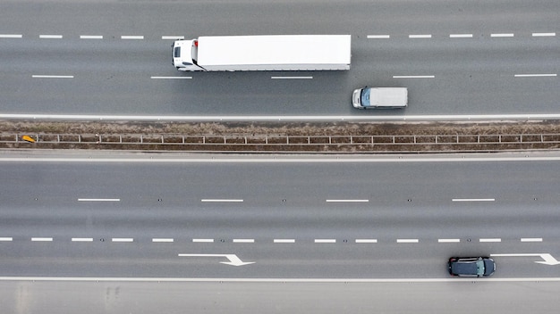 Vue aérienne du camion se déplaçant sur la route