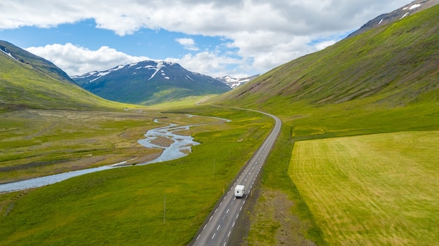 Vue aérienne du camping-car sur la route en Islande