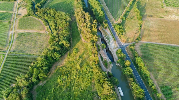 Vue aérienne du Canal du Midi et des vignobles d'en haut, beau paysage de campagne rurale du sud de la France