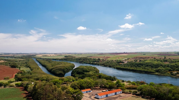 Vue aérienne du canal de la rivière Tiete - voie navigable - vue drone