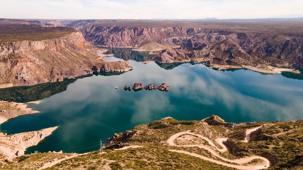 Vue aérienne du Canyon Atuel avec ciel nuageux réflexion sur l'eau San Rafael Mendoza Argentine