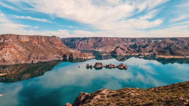 Vue aérienne du Canyon Atuel avec ciel nuageux réflexion sur l'eau, San Rafael, Mendoza, Argentine