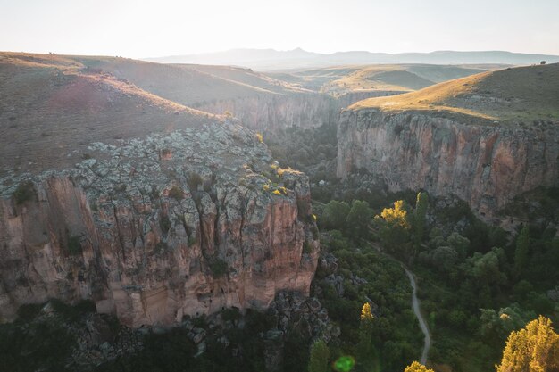 Vue aérienne du canyon de la vallée d'Ihlara au lever du soleil