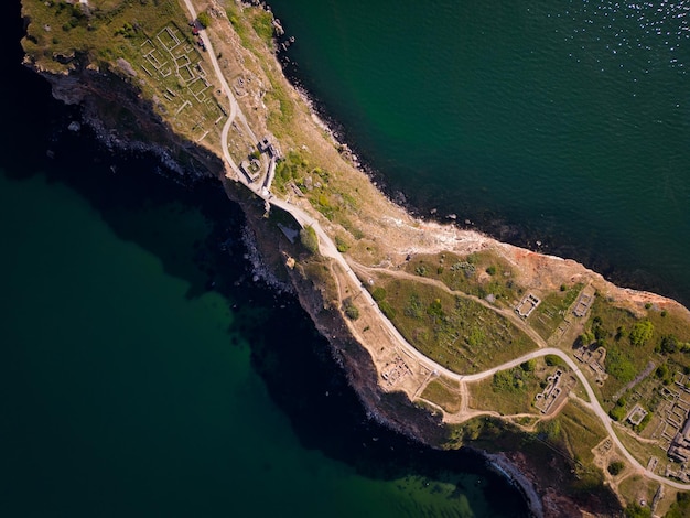 Vue aérienne du cap enchanteur du Cap Kaliakra Bulgarie Émerveillez-vous devant les falaises majestueuses, l'ancienne forteresse et les vues panoramiques sur la mer qui rendent ce joyau côtier vraiment captivant