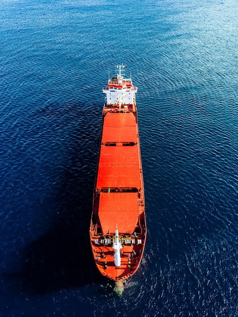 Vue aérienne du cargo général en mer bleue en Italie Vue d'en haut du porte-conteneurs vide rouge dans la mer