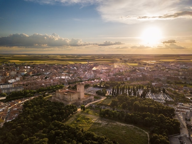 Vue aérienne du célèbre château Castillo de la Mota à Medina del Campo au crépuscule, Valladolid.