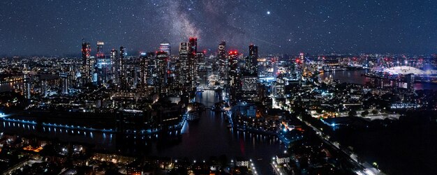 Vue aérienne du célèbre complexe de gratte-ciel de Canary Wharf, Isle of Dogs à Londres, Royaume-Uni