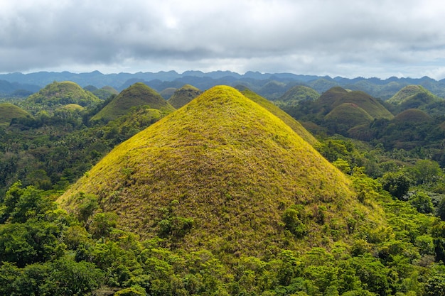 Vue aérienne du célèbre drone Chocolate Hills de l'île de Bohol aux Philippines image horizontale avec espace de copie pour le papier peint de texte