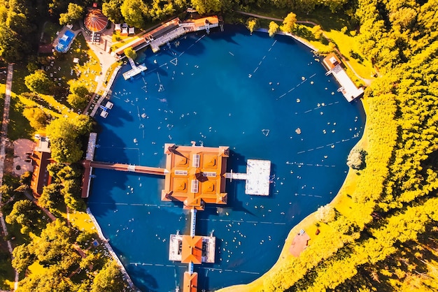Vue aérienne du célèbre lac Heviz en Hongrie près du lac Balaton Le plus grand lac thermal du monde disponible pour se baigner Découvrez les beautés de la Hongrie