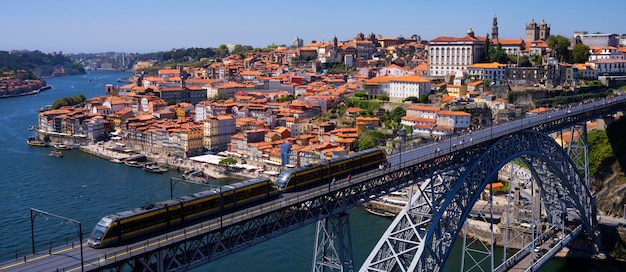 Vue aérienne du célèbre pont de Porto, Portugal