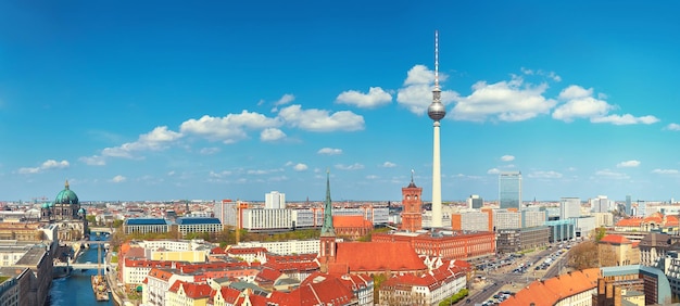 Vue aérienne du centre de Berlin par une belle journée de printemps, y compris l'Alexanderplatz