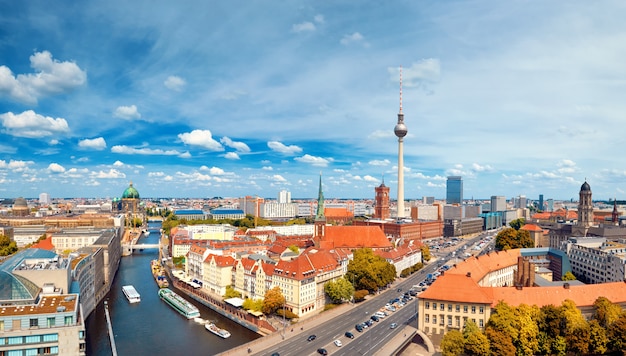 Photo vue aérienne du centre de berlin par une belle journée, y compris la rivière spree et la tour de télévision à alexanderplatz