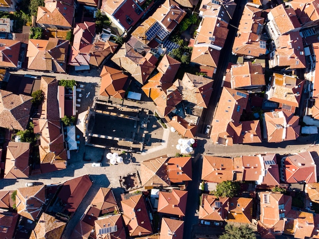 Vue aérienne du centre du vieux Nessebar, maisons, églises