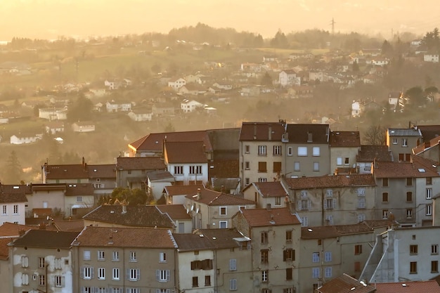 Vue aérienne du centre historique dense de la ville de Thiers dans le département du PuydeDome AuvergneRégion RhôneAlpes en France Toits de vieux bâtiments et rues étroites au coucher du soleil