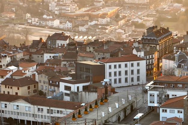 Vue aérienne du centre historique dense de la ville de Thiers dans le département du PuydeDome AuvergneRégion RhôneAlpes en France Toits de vieux bâtiments et rues étroites au coucher du soleil