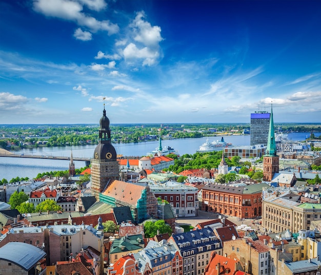 Vue aérienne du centre de Riga depuis l'église Saint-Pierre Riga Lettonie