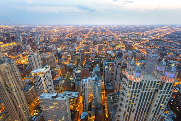 Vue aérienne du centre-ville de Chicago au coucher du soleil