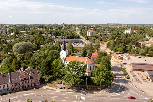 Vue aérienne du centre-ville et de l'Église luthérienne de Saldus Saldus Lettonie