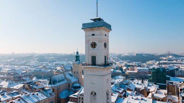 Vue aérienne du centre-ville de lviv à l'espace de copie de journée ensoleillée d'hiver enneigé