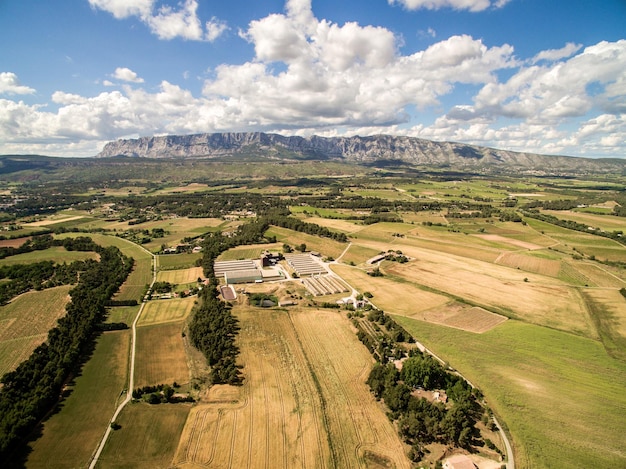 Vue aérienne du champ agricole avec grande ferme dans le sud de la France Grande terre agricole pendant la saison sèche d'été