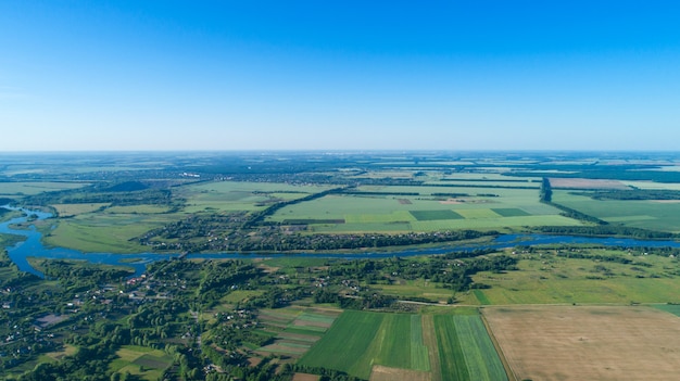 vue aérienne du champ vert et du ciel bleu