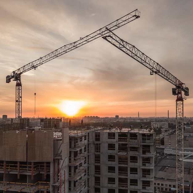 Vue aérienne du chantier de construction au coucher du soleil