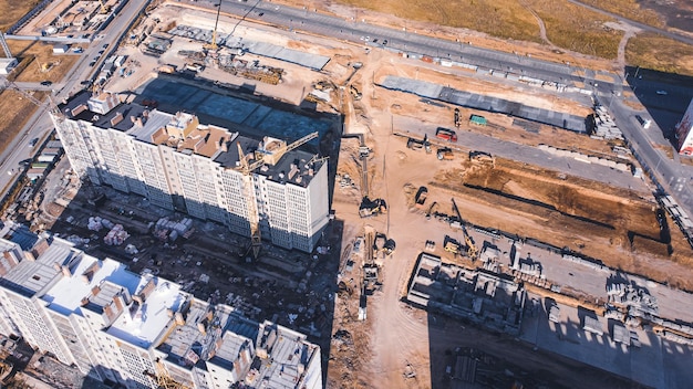 Vue aérienne du chantier de construction avec des immeubles d'appartements inachevés.