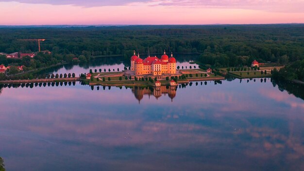 Vue aérienne du château d'eau médiéval de Moritzburg, en Saxe-Anhalt, en Allemagne.