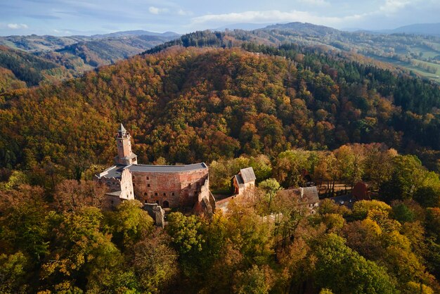 Vue aérienne du château de Grodno à Zagorze Pologne à la saison d'automne